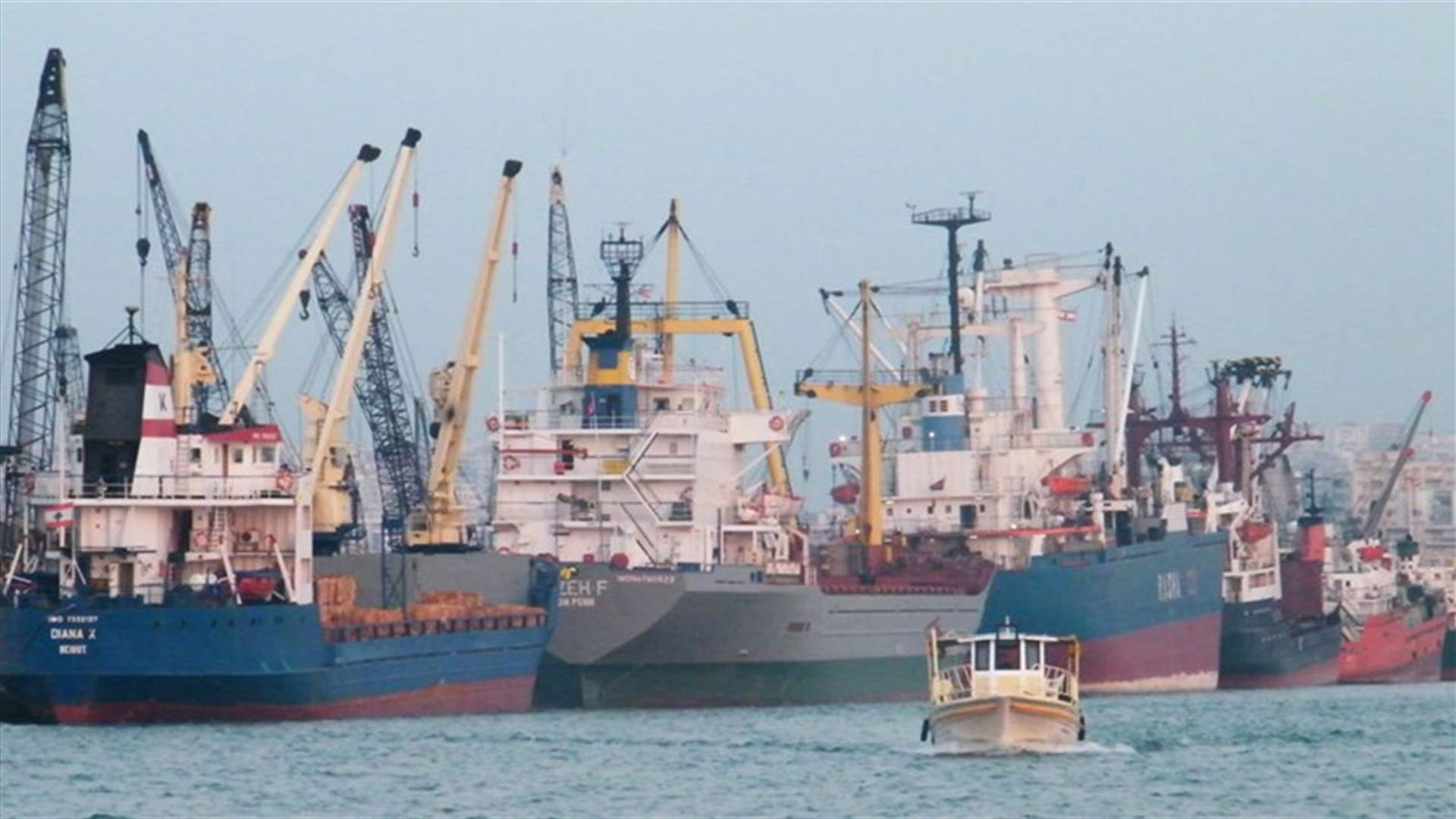 ضبط ألبسة مهربة بعد تفتيش باخرة في مرفأ طرابلس...