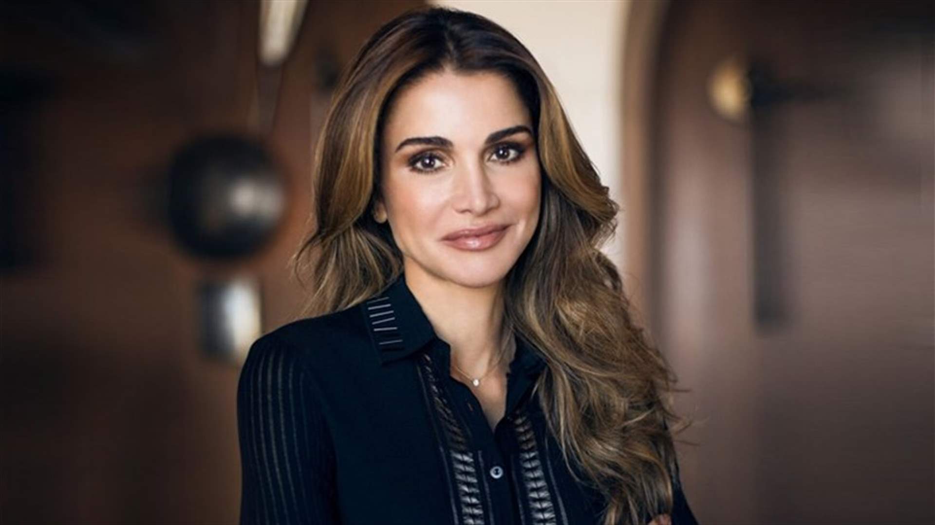 الملكة رانيا في إطلالة تضجّ أنوثة من توقيع مصمم لبناني (صور)