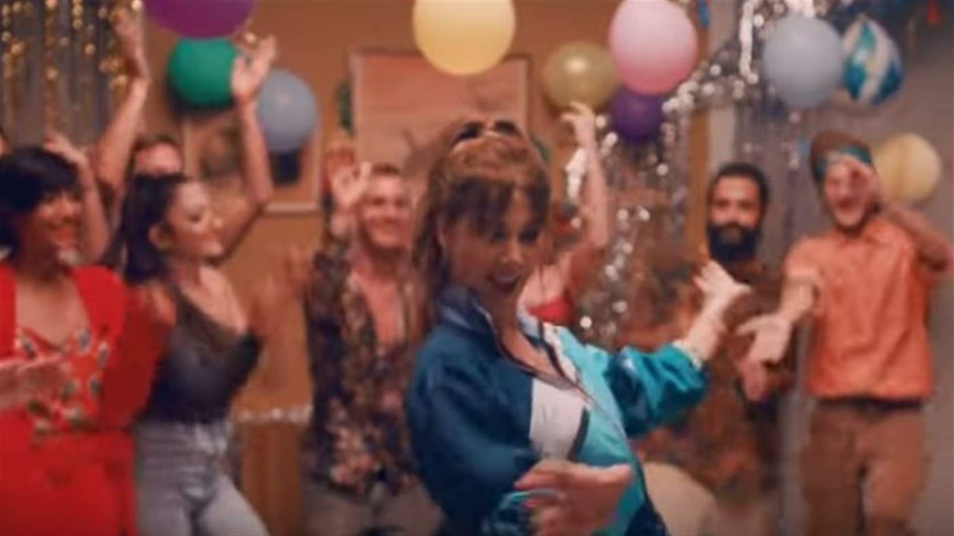 نانسي عجرم ترقص بحماس في منزل أصدقائها (فيديو)