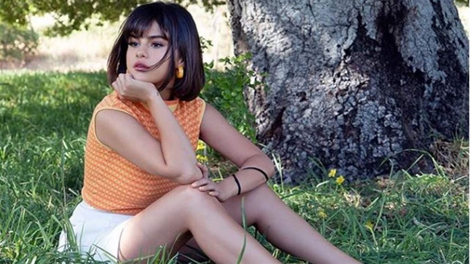 سيلينا غوميز تعتمد صيحة الحذاء الرياضي مع فستاين موسم الخريف