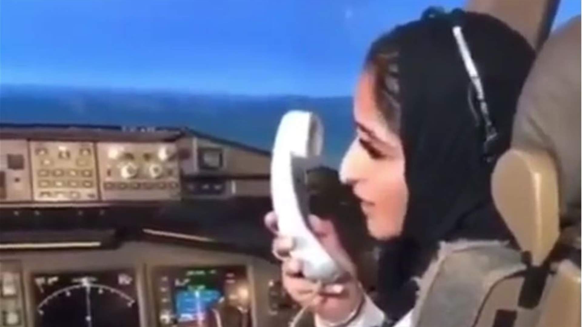 شابة من الأسرة الحاكمة في الإمارات تقود طائرة تجارية (فيديو)