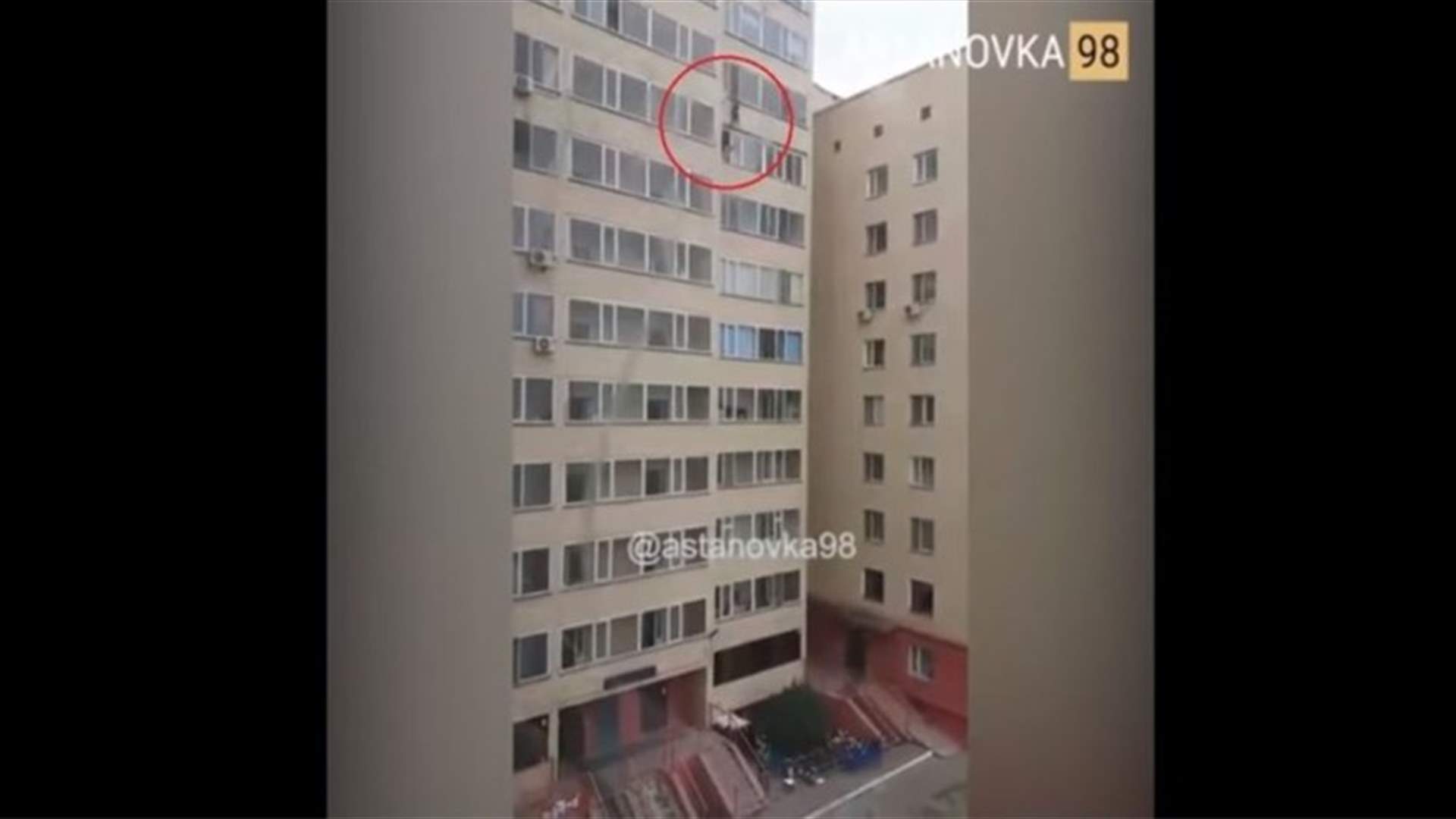 سقوط طفل من الطابق العاشر... وأحد الجيران يتدخل لإنقاذه (فيديو)