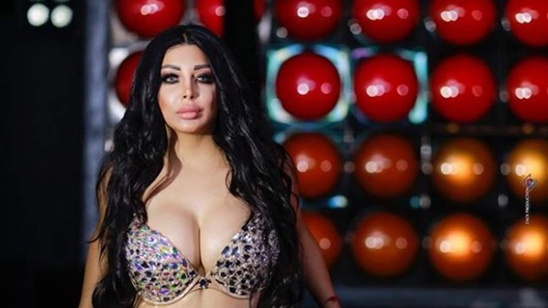 رولا يموت تروّج لأغنيتها بالرقص المثير بعد لقطات قمر الجريئة (فيديو)
