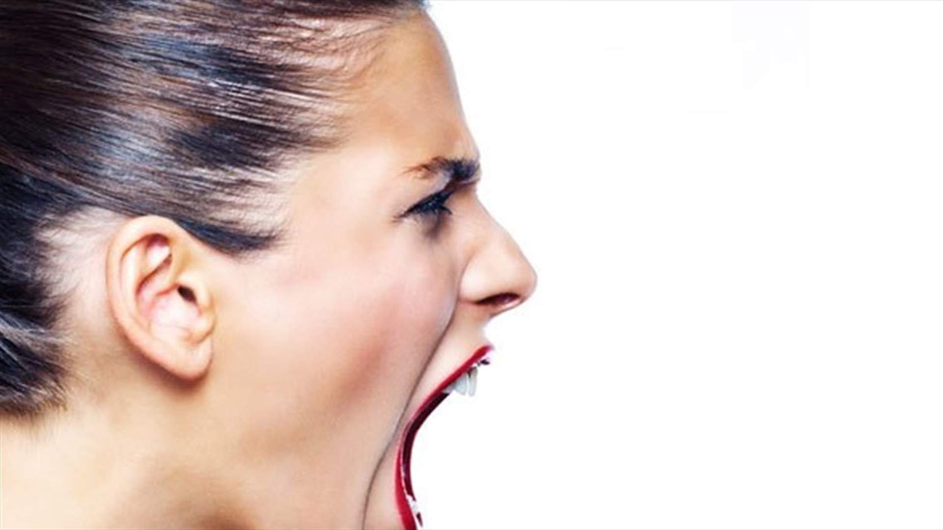 شاهدوا ردّ فعل شابة غاضبة بعدما علمت أن حبيبها متزوّج!