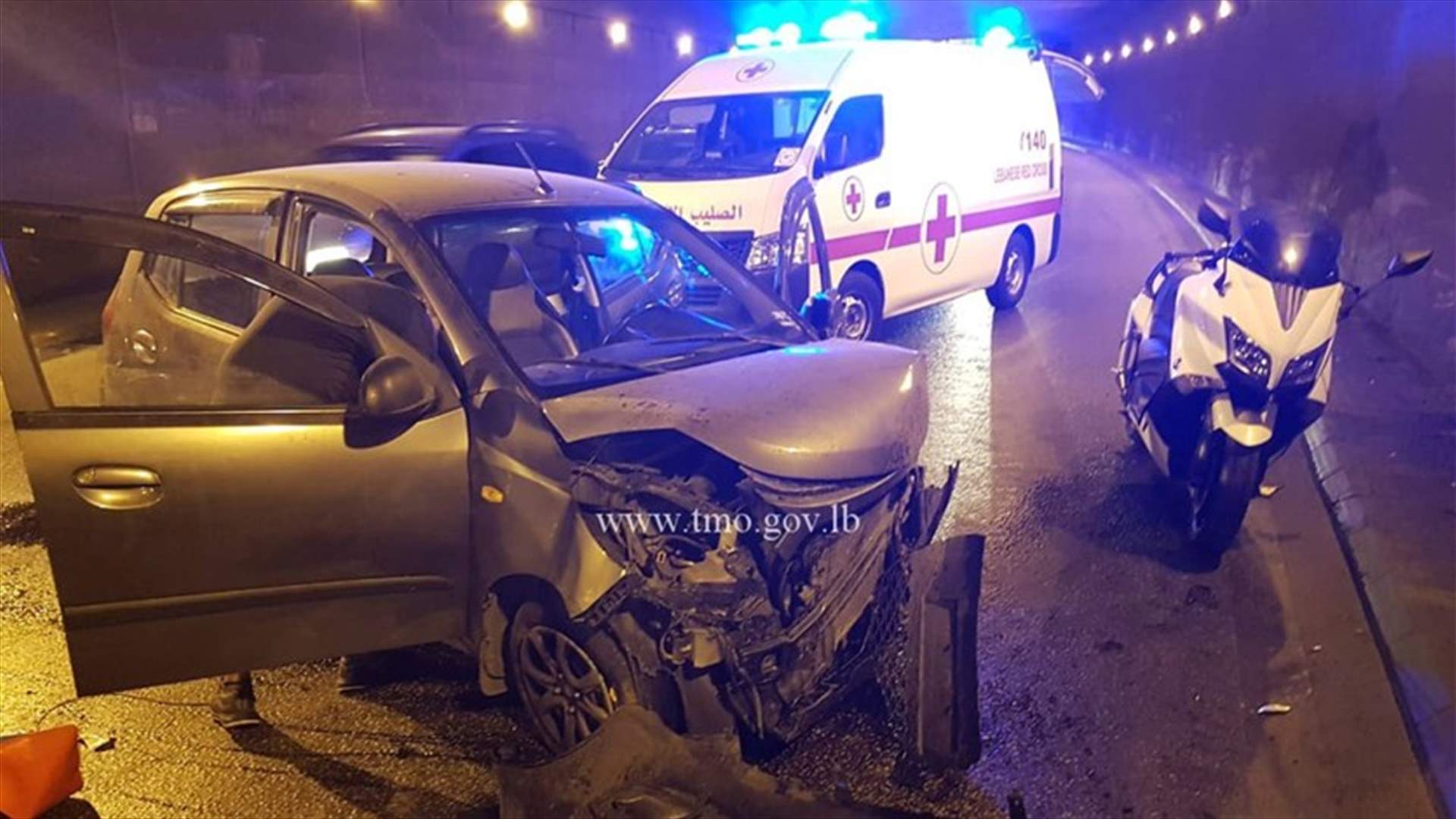 اصطدام سيارة بحائط نفق المطار الاول (صورة)