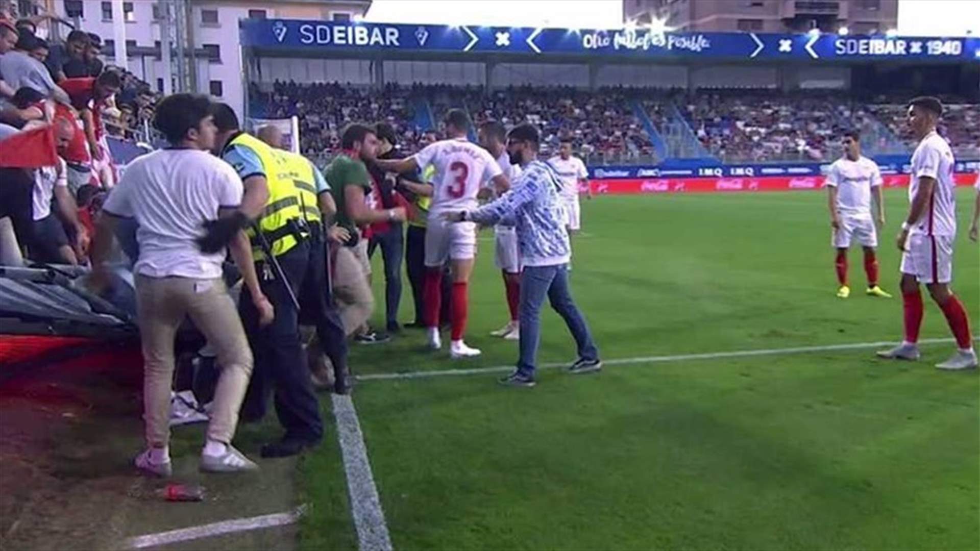 في إسبانيا ... لحظة انهيار مدرج مشجعي إشبيلية خلال مواجهة إيبار