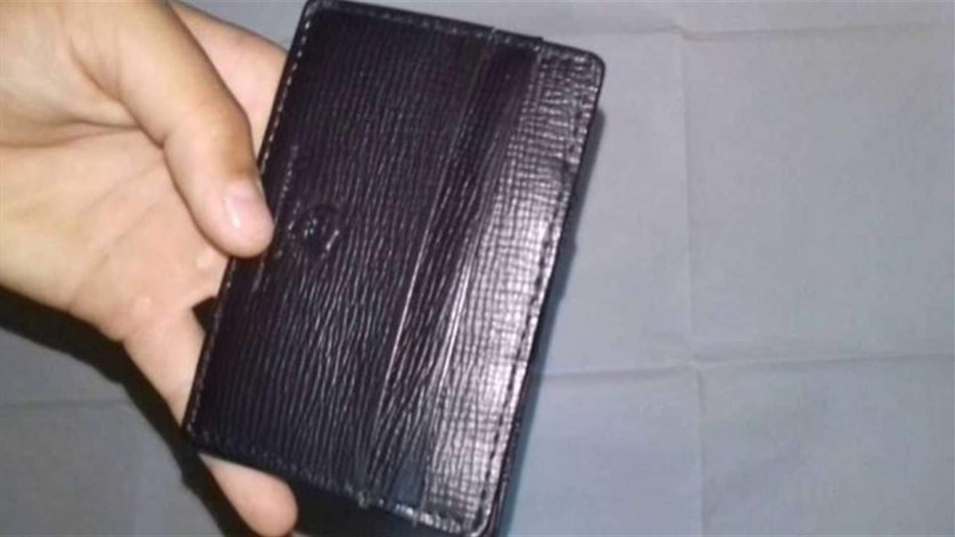 مسؤول باكستاني يسرق محفظة مسؤول كويتي... فيديو وثّق الحادثة