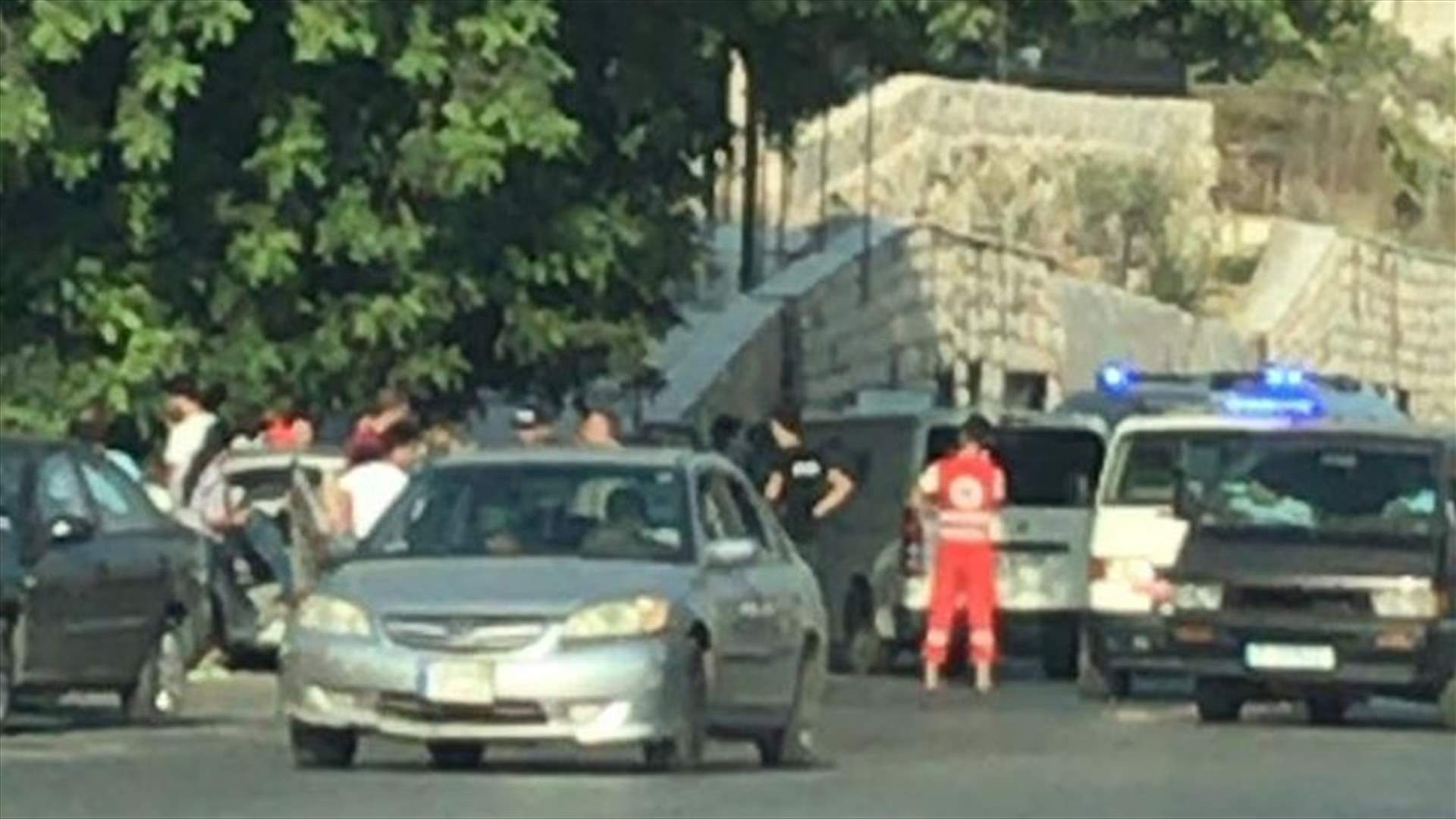 علقا داخل السيارة اثر حادث سير في اميون...