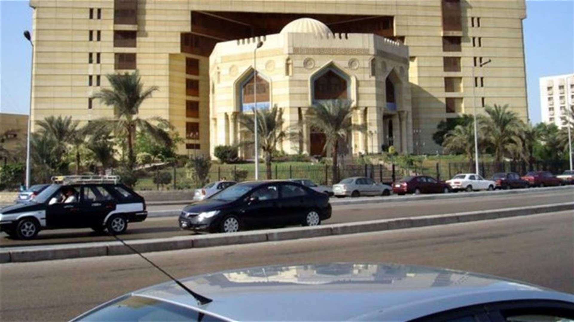 رقصت على سقف السيارة واستعرضت جسمها... مصرية تثير الجدل