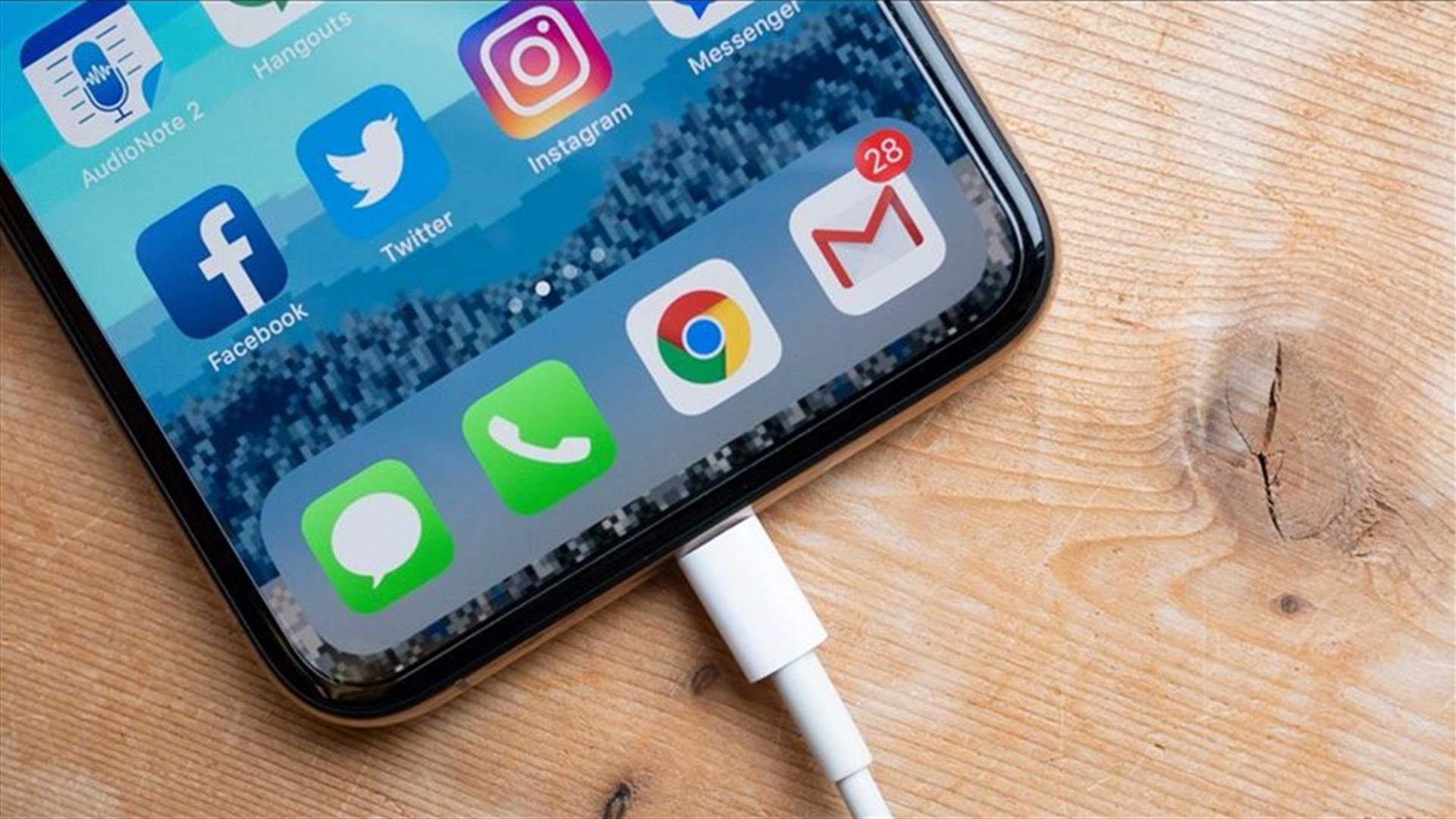 حلّ مشكلة شحن الهاتفين الأحدث من أبل
