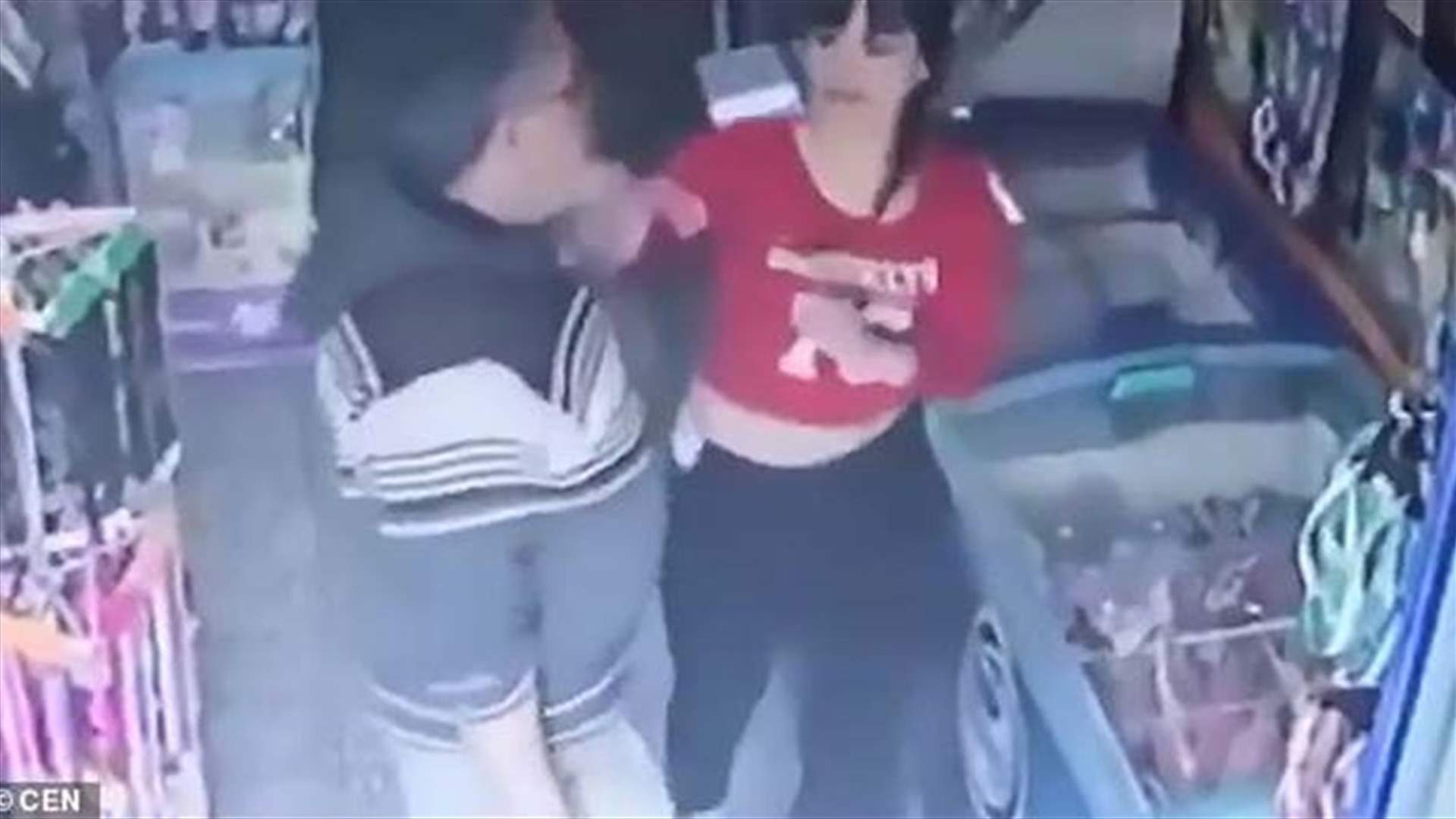 تحرّش بها "على عينك يا تاجر"... فكيف تصرّفت هذه الشابة؟