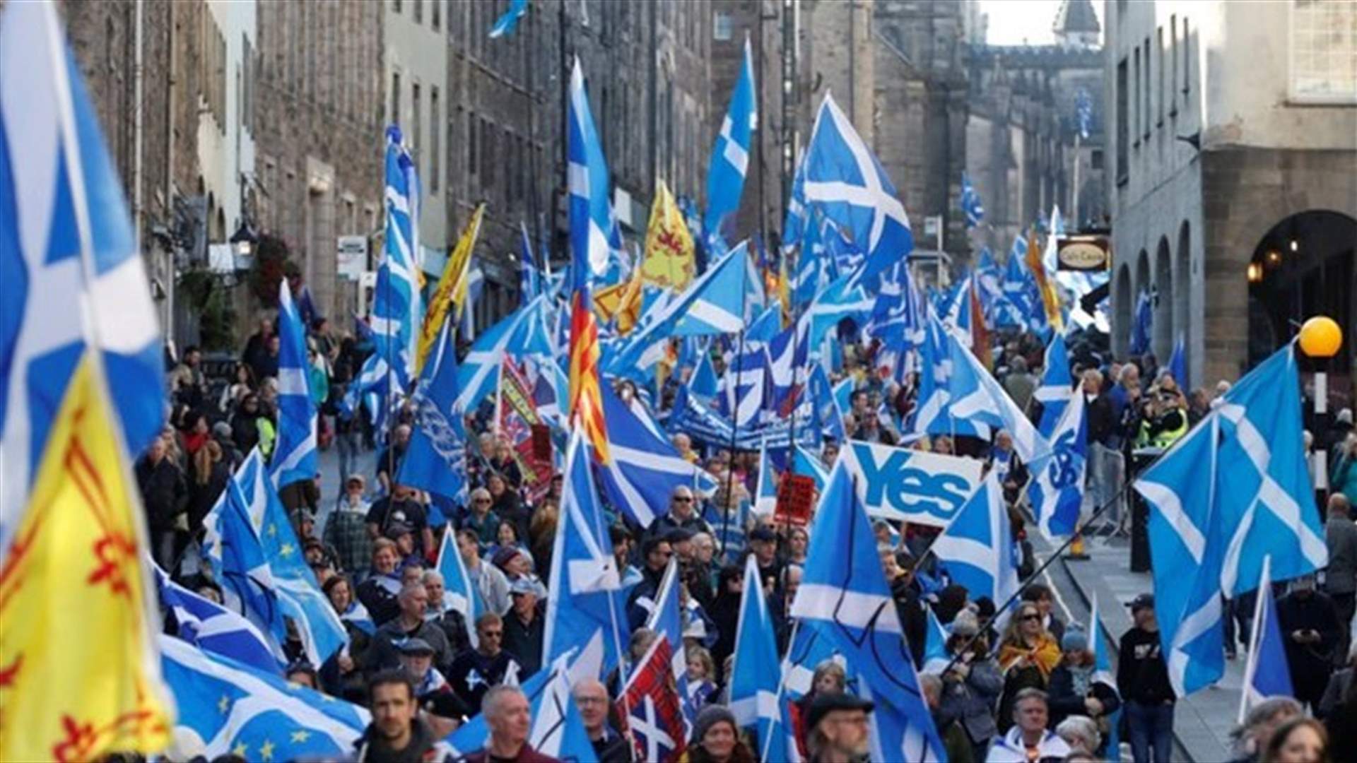 Thousands march through Edinburgh to back Scottish independence
