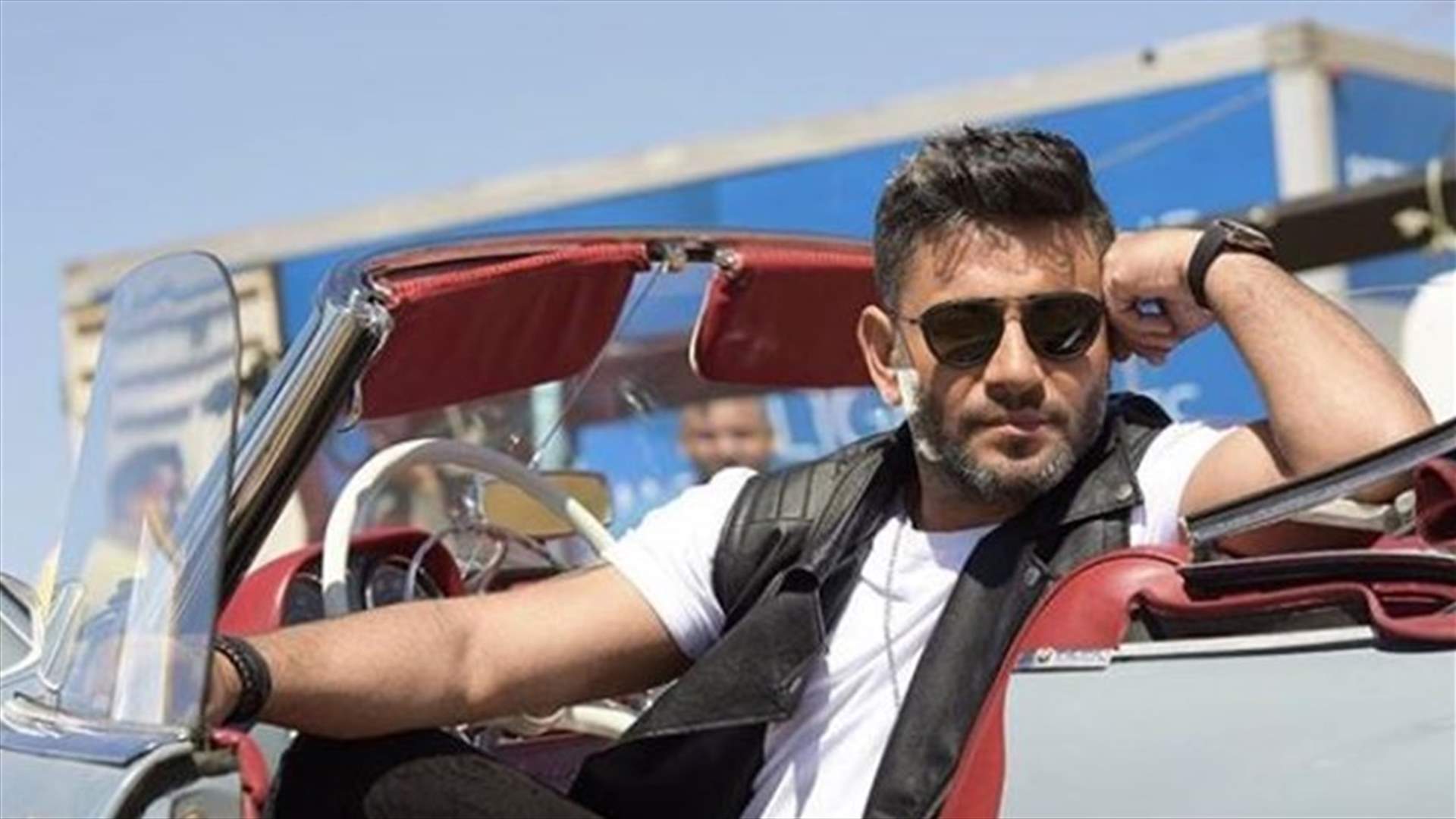 زياد برجي يشعل المسرح بعزفه على الدربكة (فيديو)