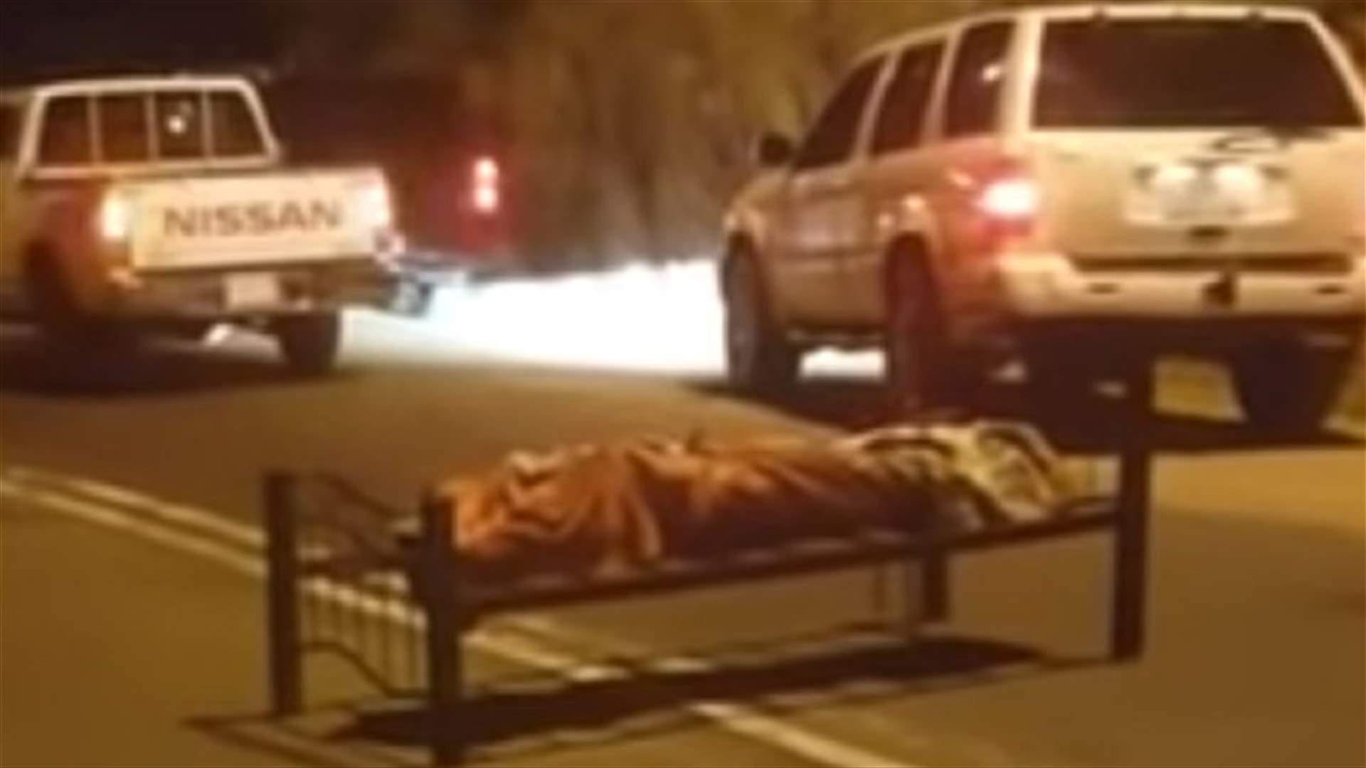 جثّة رجل مربّطة بسرير على الطريق العام في السعودية تثير الذعر (فيديو)