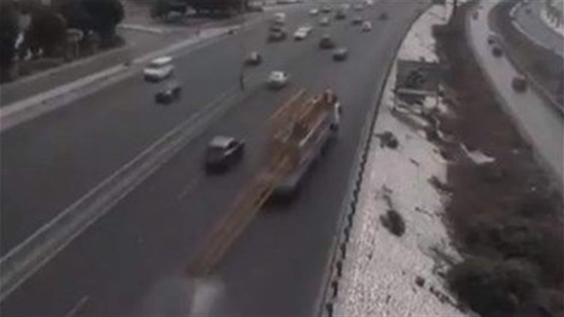 Electricity pole falls from truck in Dbayeh - VIDEO