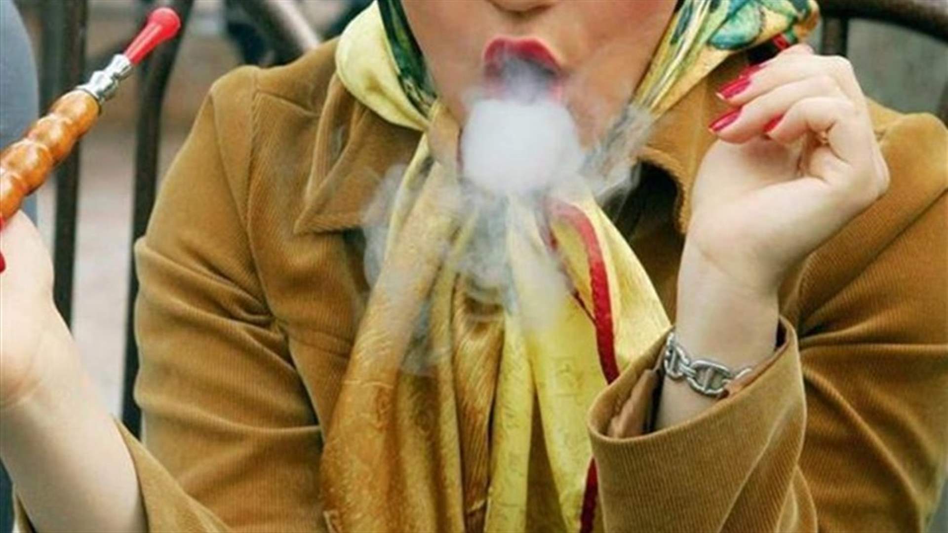 خليجيات يدخّن النرجيلة في مكان عام ويثرن جدلاً كبيراً (فيديو)