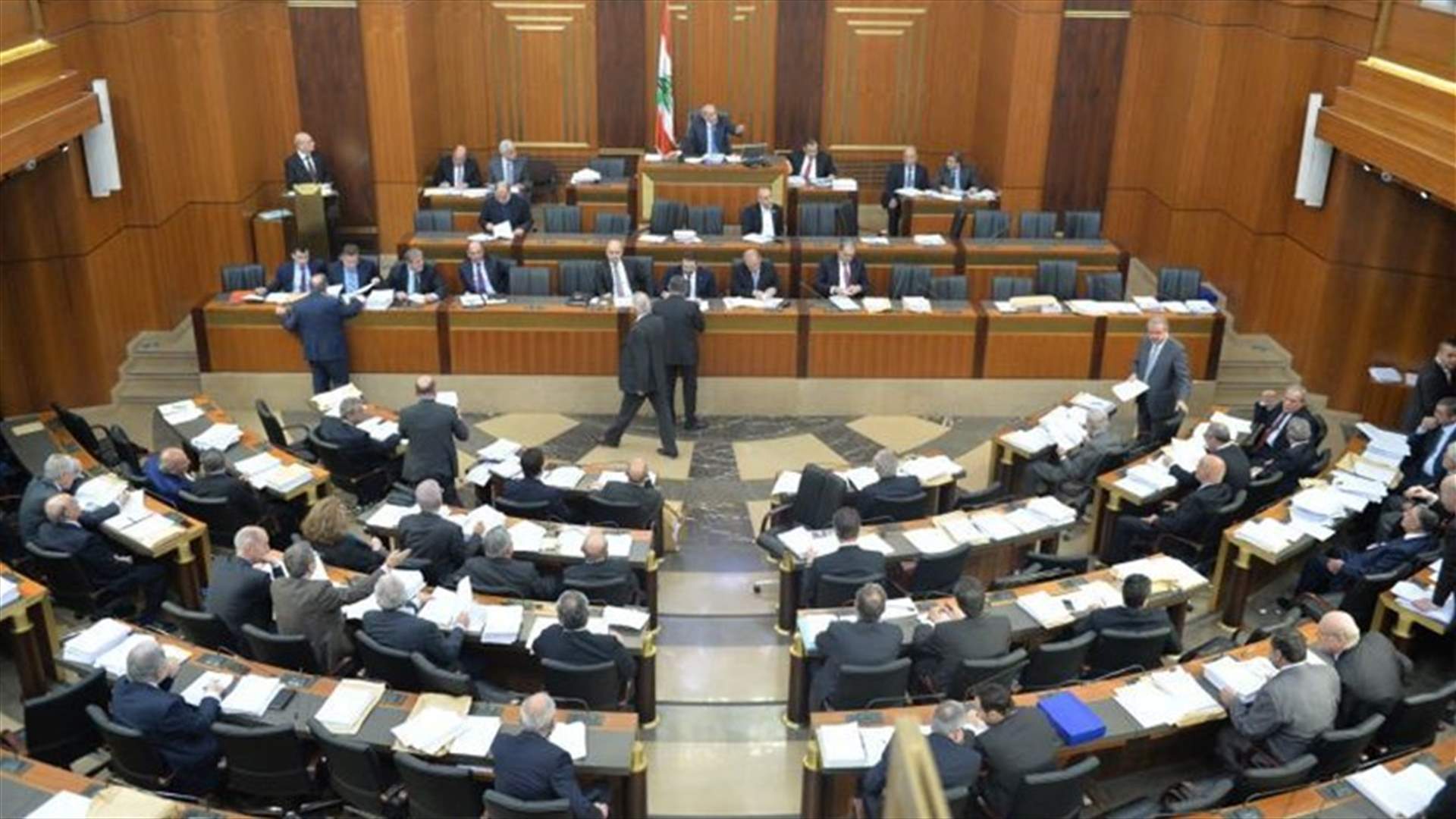 اللبنانيون يدفعون 39 مليون دولار لـ701 نائباً