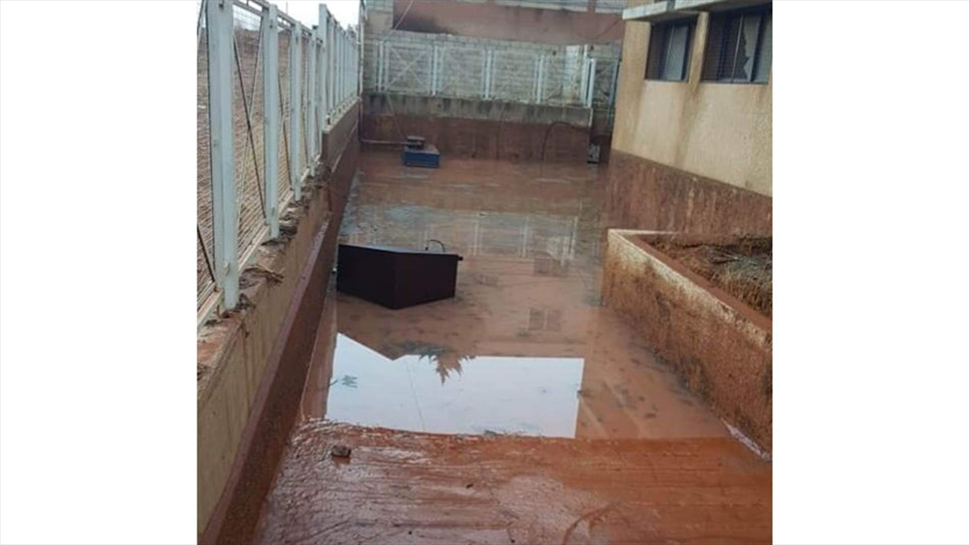 السيول تجتاح ثانوية في البقاع الاوسط...