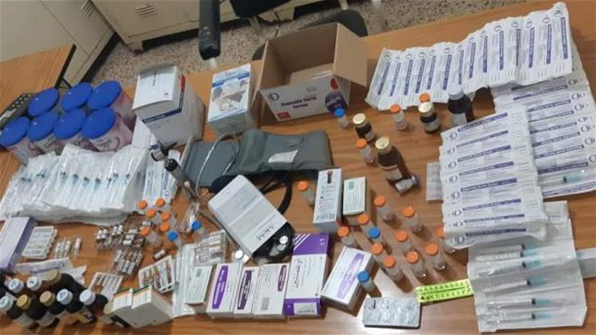 طبيب يزاول المهنة من منزله بطريقة غير قانونية... ويبيع أدوية مهرّبة