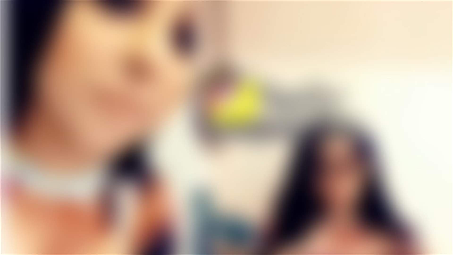 فنانة عربيّة حسناء توضح حقيقة قميصها الفاضح... خدعة بصرية؟ (فيديو)