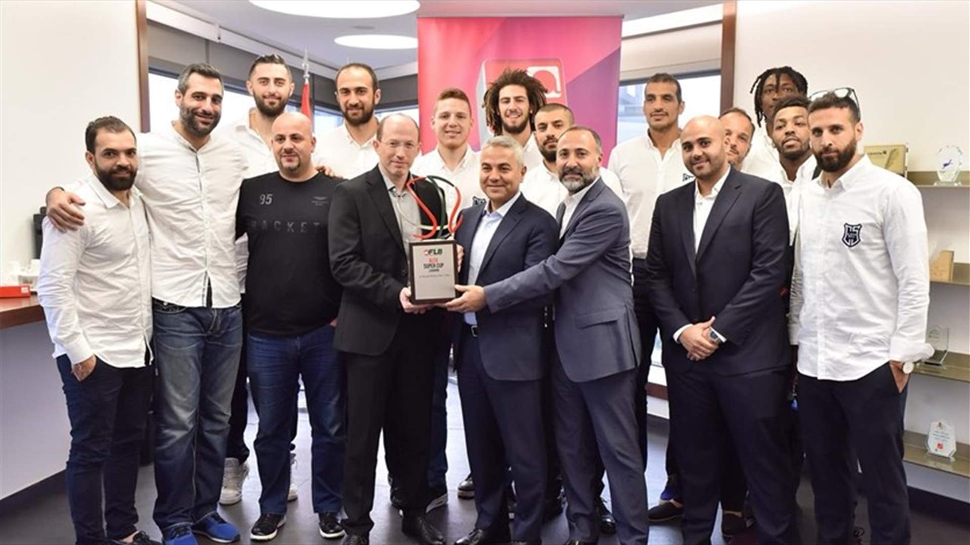 الرياضي بيروت يقدم "ألفا" كأس السوبر إلى مديرها العام مروان الحايك