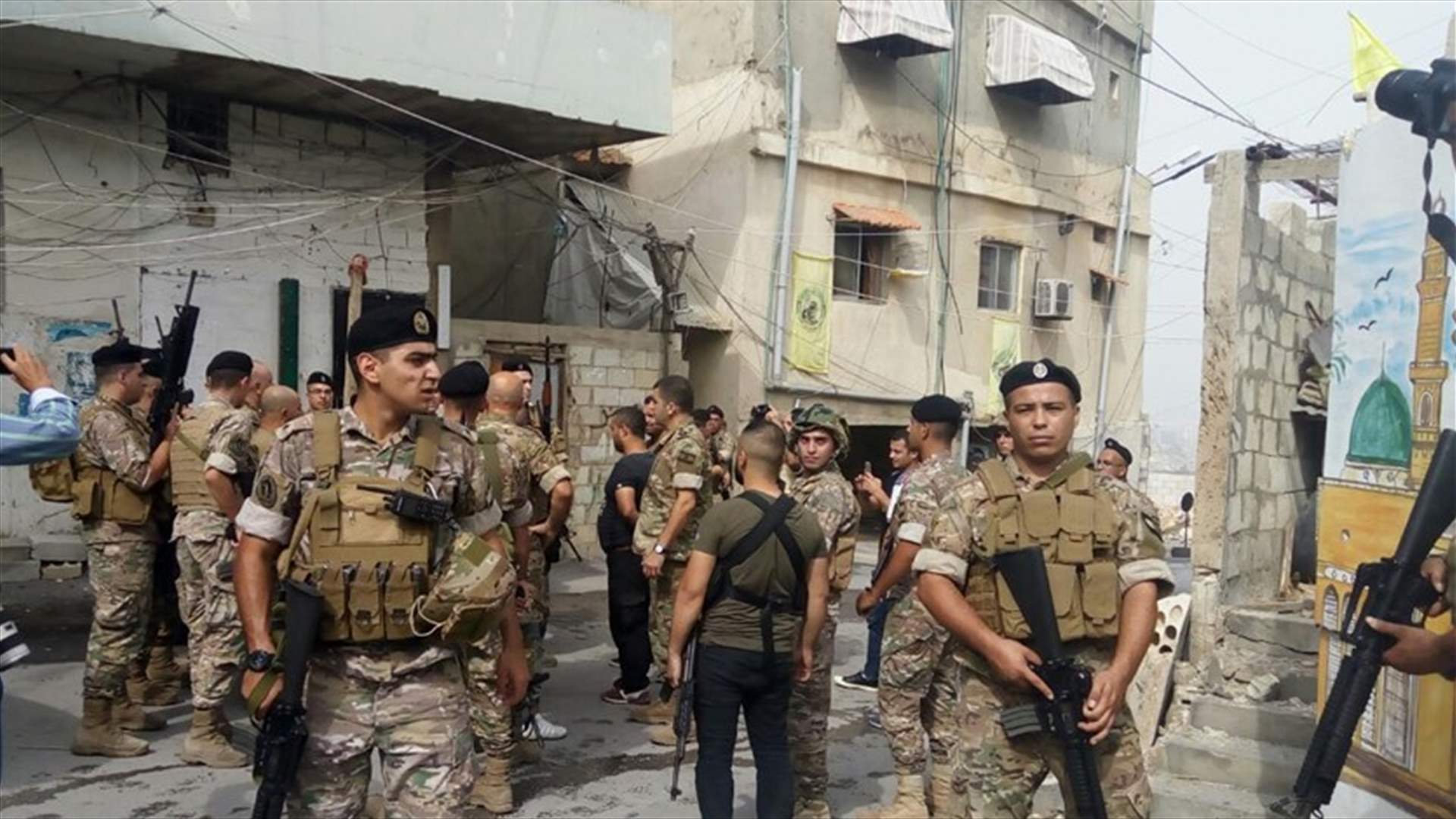 قوة من الجيش تدخل القسم الشرقي من مخيم المية ومية (صور)