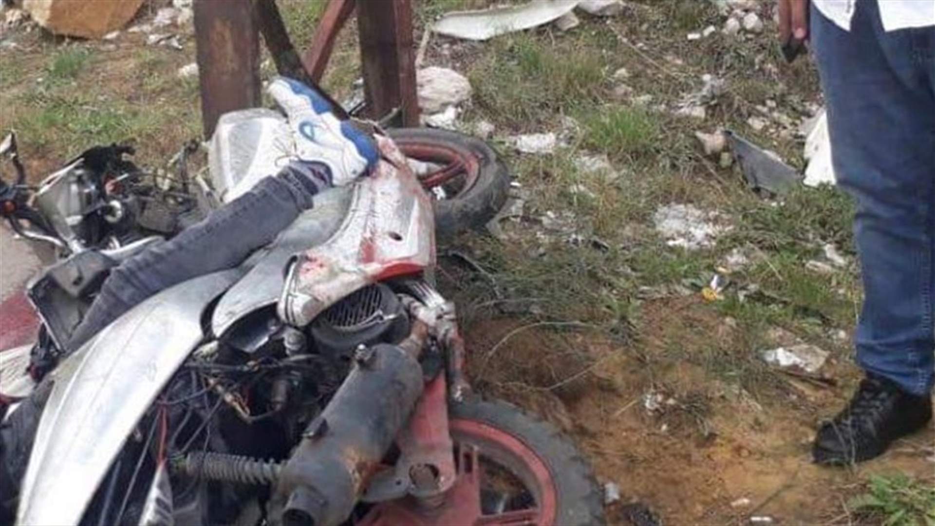 جريح إثر إصطدام دراجته النارية بعمود كهرباء في فيطرون