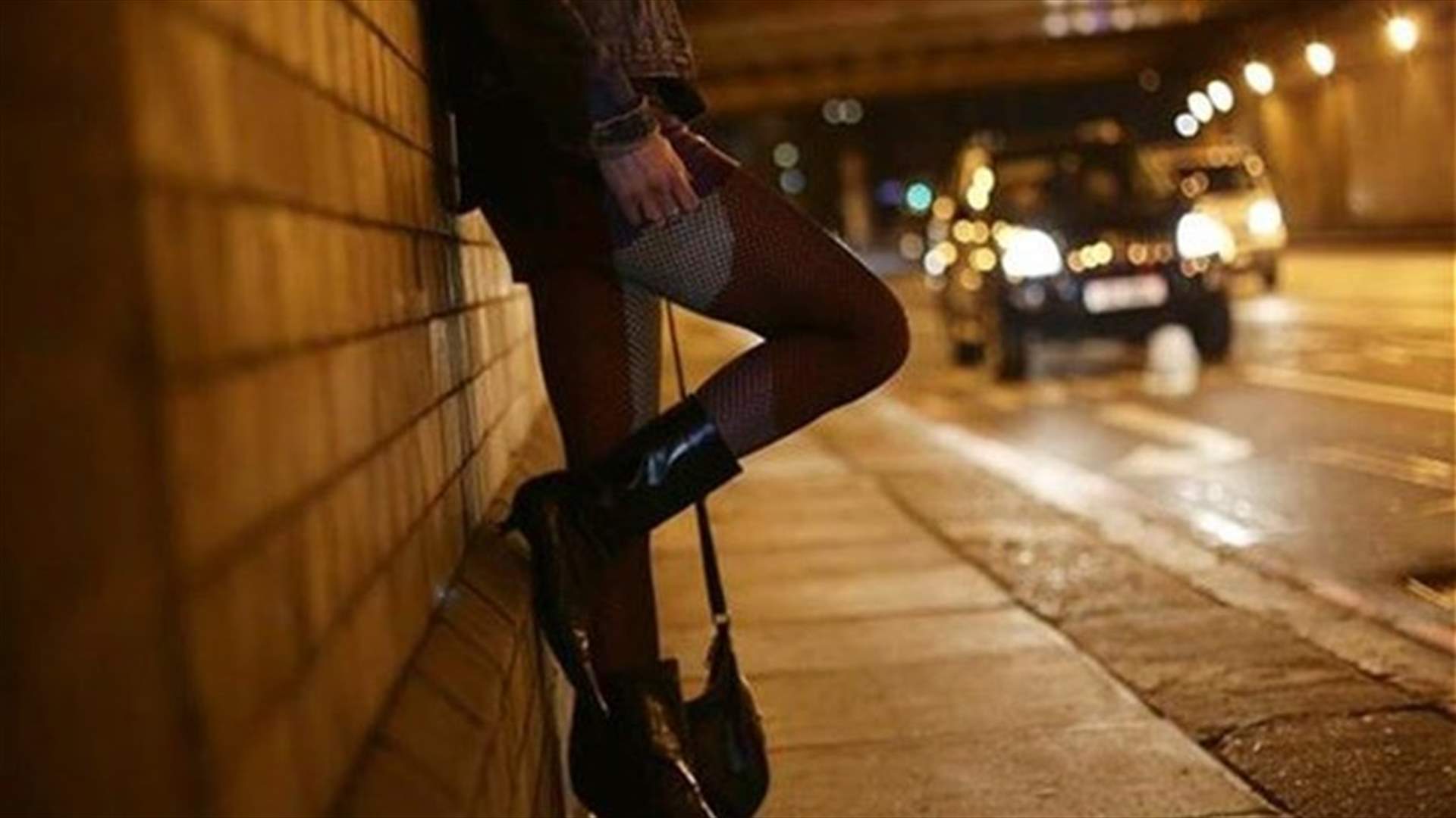أعضاء عصابة دعارة صوروا زبائنهم عراة لإبتزازهم مادياً...