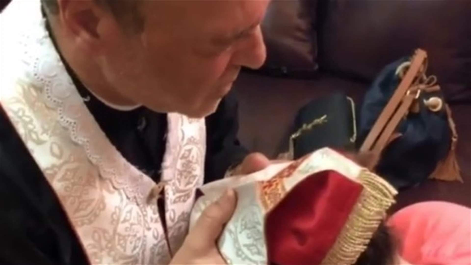 كاهن يصلّي على رأس عائلة نادين الراسي.. طرد المرض والشرّ؟ (فيديو)