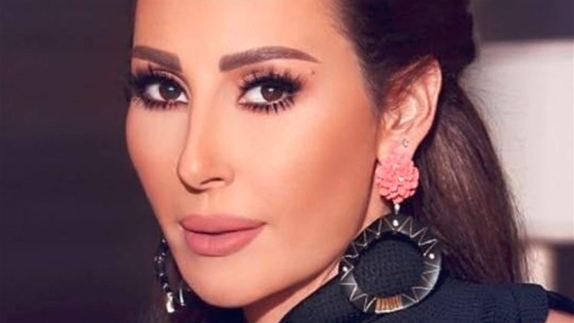 ورد الخال بإطلالة فضّية لامعة في لهون وبس!