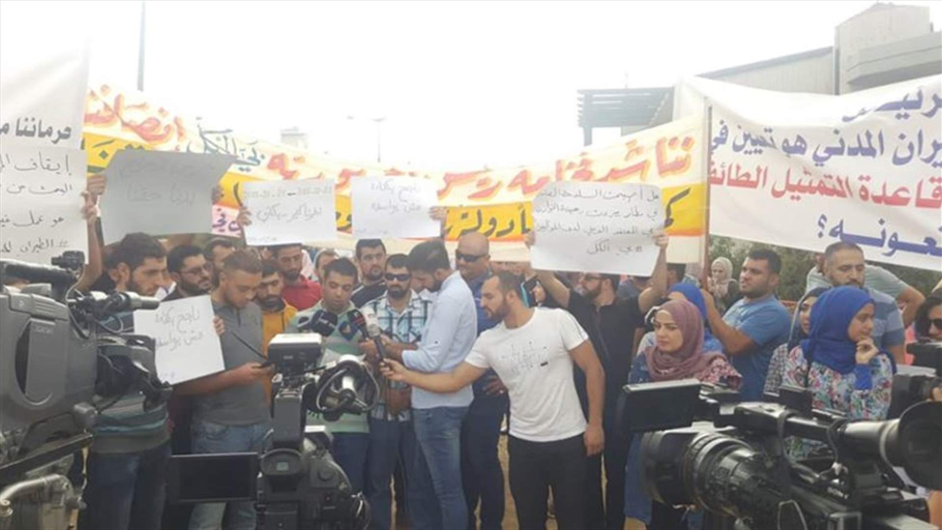 تحرك للناجحين في مجلس الخدمة المدنية قرب القصر الجمهوري