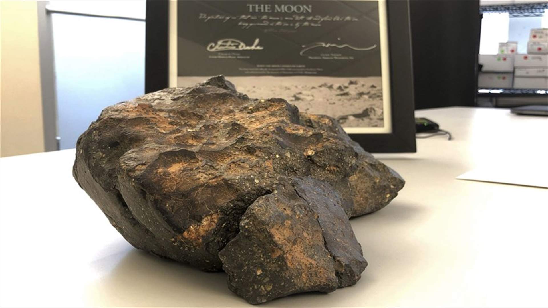 قطعة من القمر بأكثر من نصف مليون دولار