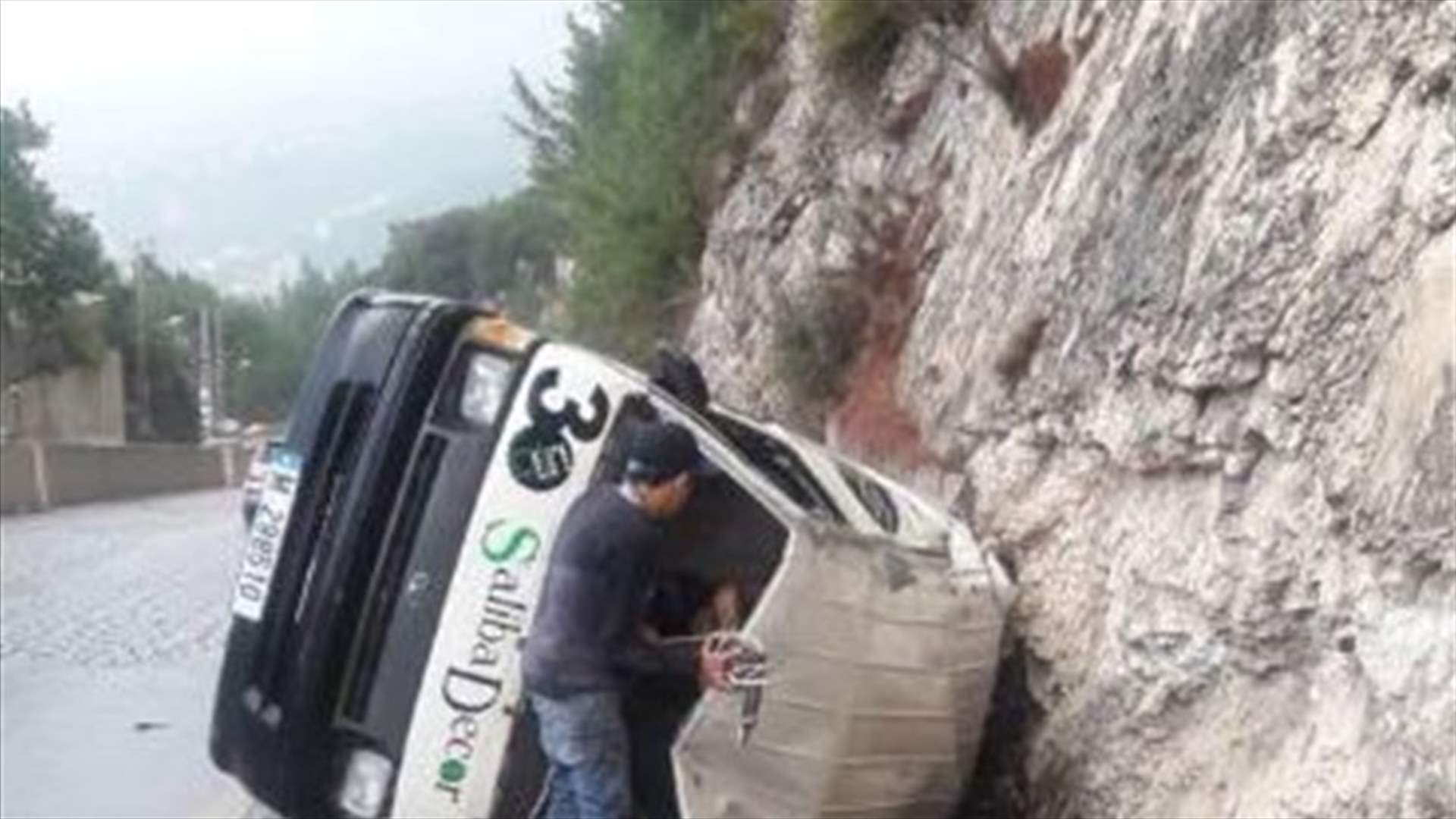 جرحى اثر انقلاب فان على طريق عام غادير - درعون