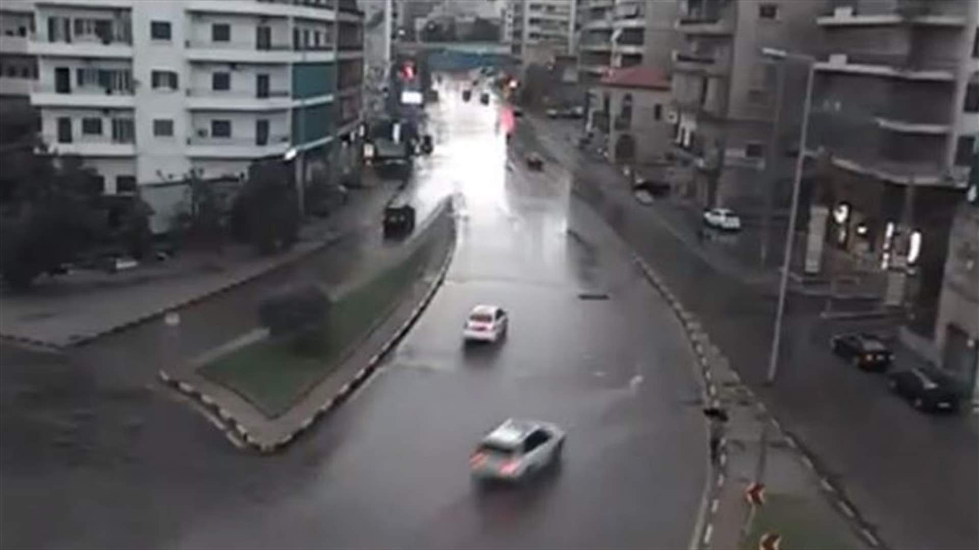 انزلاق سيارة واصطدامها بالفاصل في سن الفيل... وفيديو يوثّق الحادث