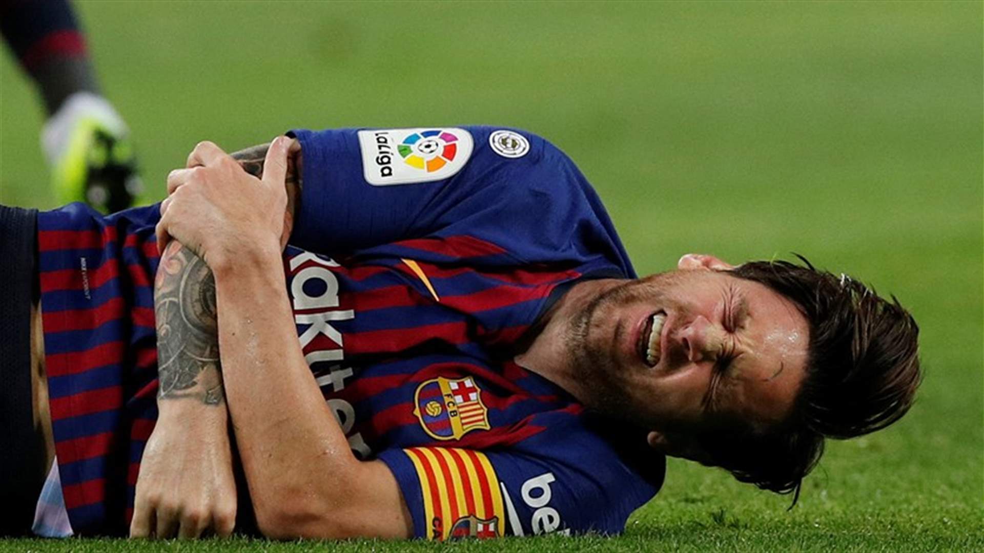 برشلونة يخسر ميسي لثلاثة أسابيع... إصابته تصدم المدرب وبيكي (صور وفيديو)