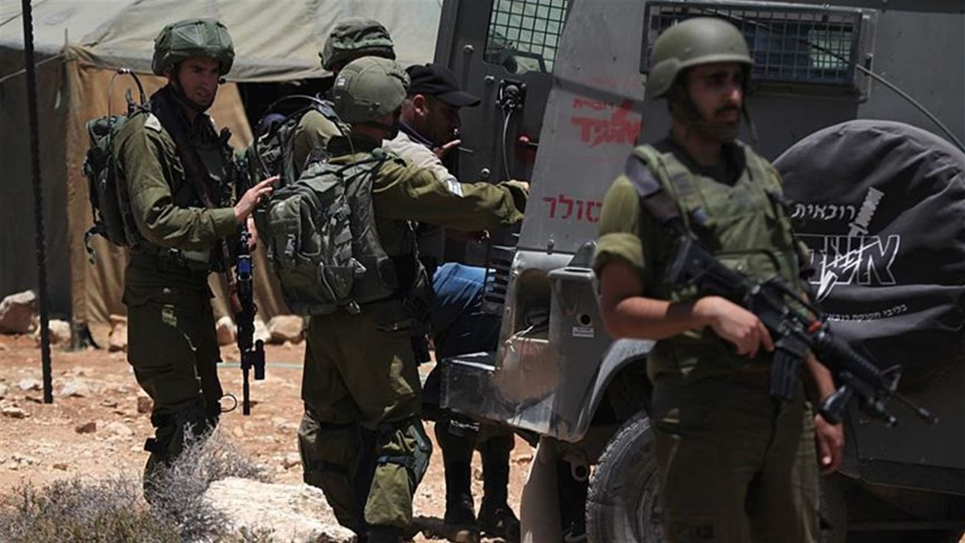 إسرائيل تعتقل مسؤولين فلسطينيين اثنين