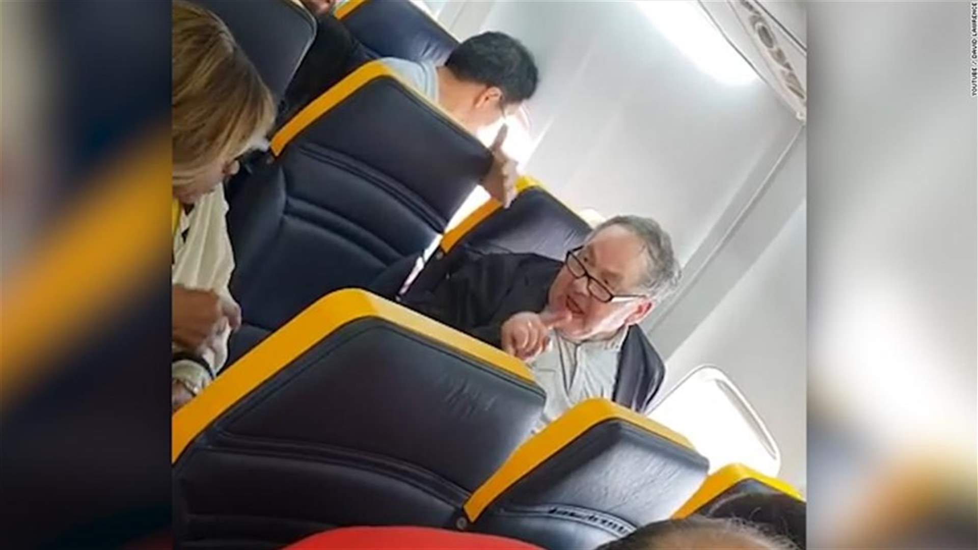 رجل يعتدي على مسنة بالشتائم على متن طائرة (فيديو)