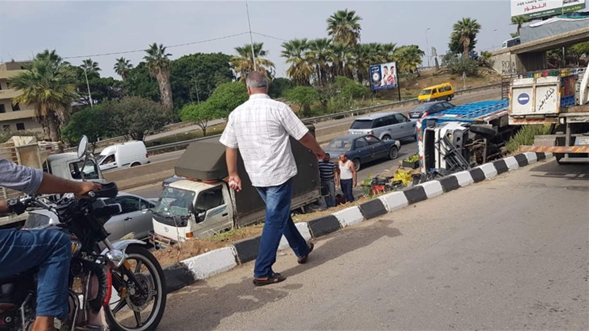 انقلاب شاحنة محملة بالخضار على طريق خلدة باتجاه بيروت