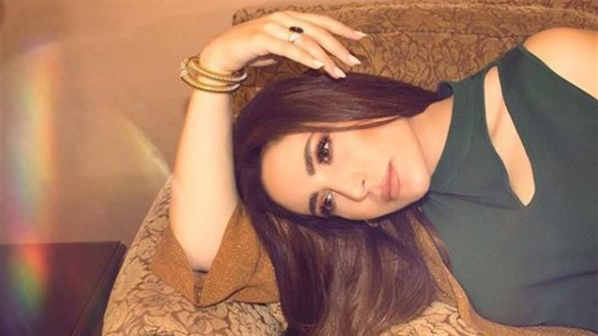 عبير نعمة تغنّي باللغة الغواجاراتيّة..ولقاء مؤثر مع حفيد المهاتما غاندي (فيديو)