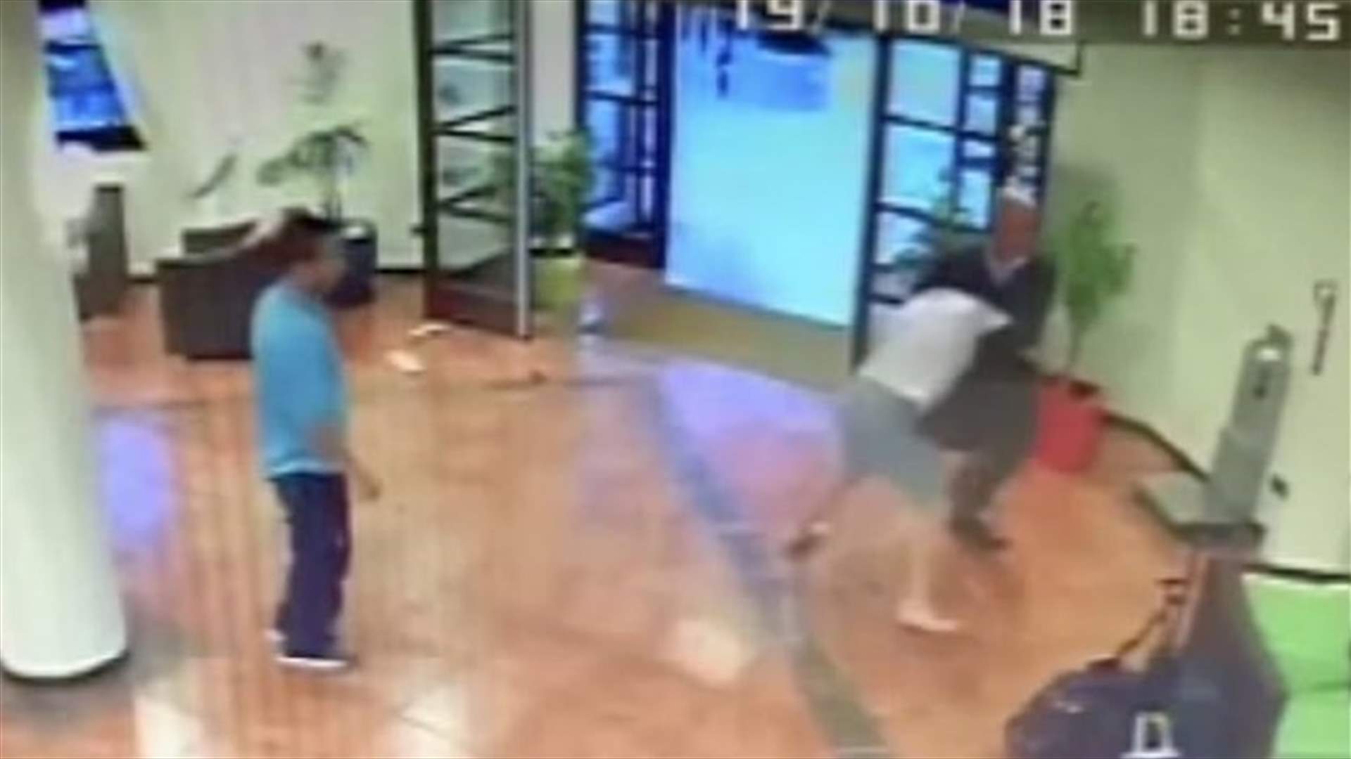 مدير فندق أنقذ امرأة من عنف زوجها... شاهدوا ما حصل!