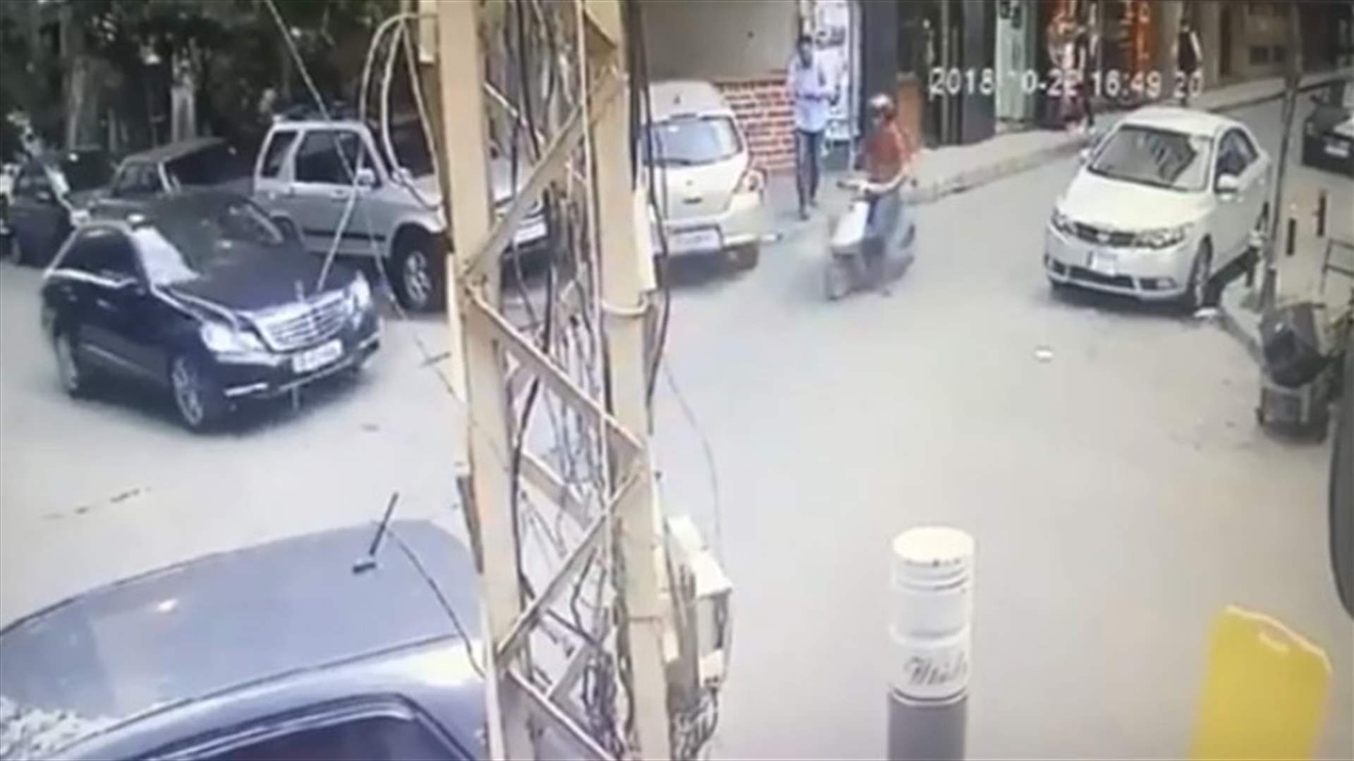 زياد الرحباني يصدم عامل الدليفري بسيارته في الحمرا (فيديو)
