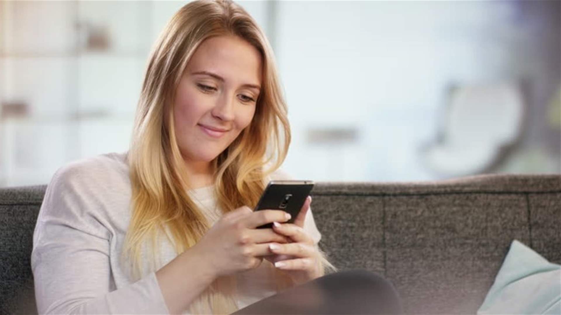 استخدمت هاتفها بشكل متواصل... فحصل ما لم يكن في الحسبان (فيديو)
