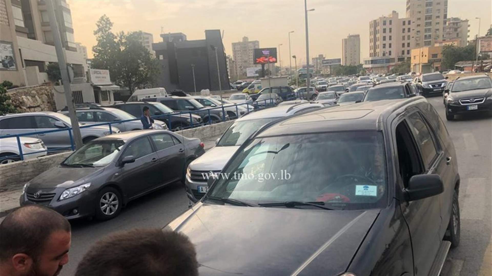تصادم بين مركبتين على طريق نهر الموت باتجاه اوتوستراد المتن السريع وحركة المرور كثيفة في المحلة(صورة)