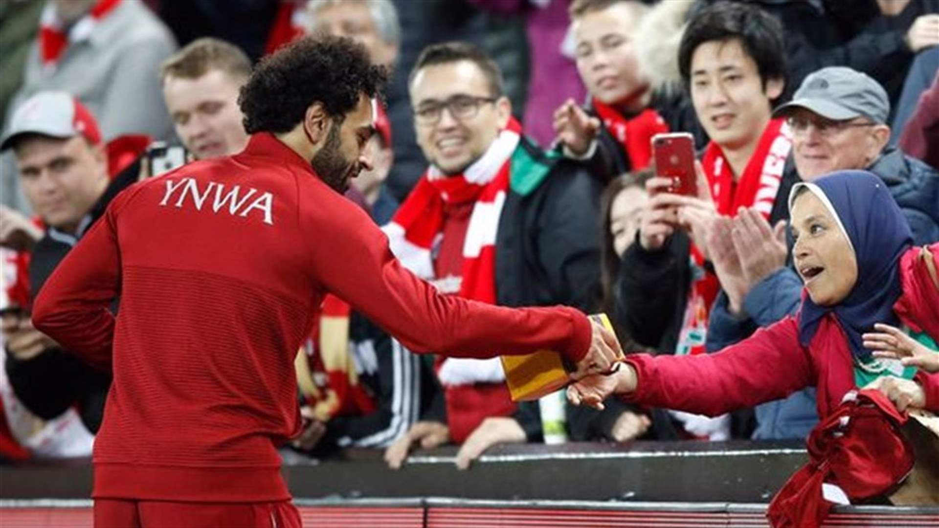محمد صلاح يتلقى هدية مقابل قميصه من مشجّعة مصرية