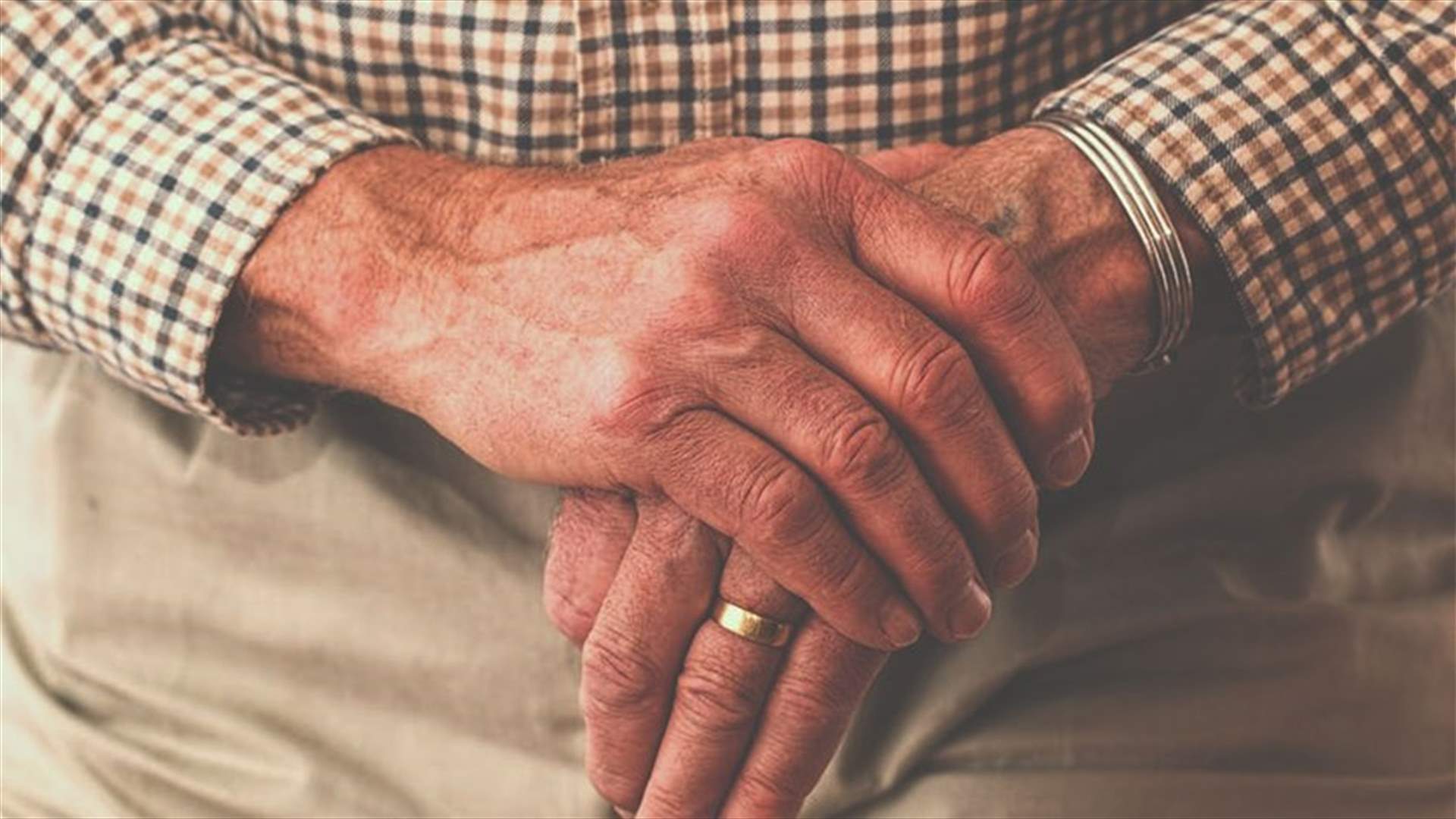 القبض على مسنّ تخطى المئة سنة بتهمة الاعتداء الجنسي