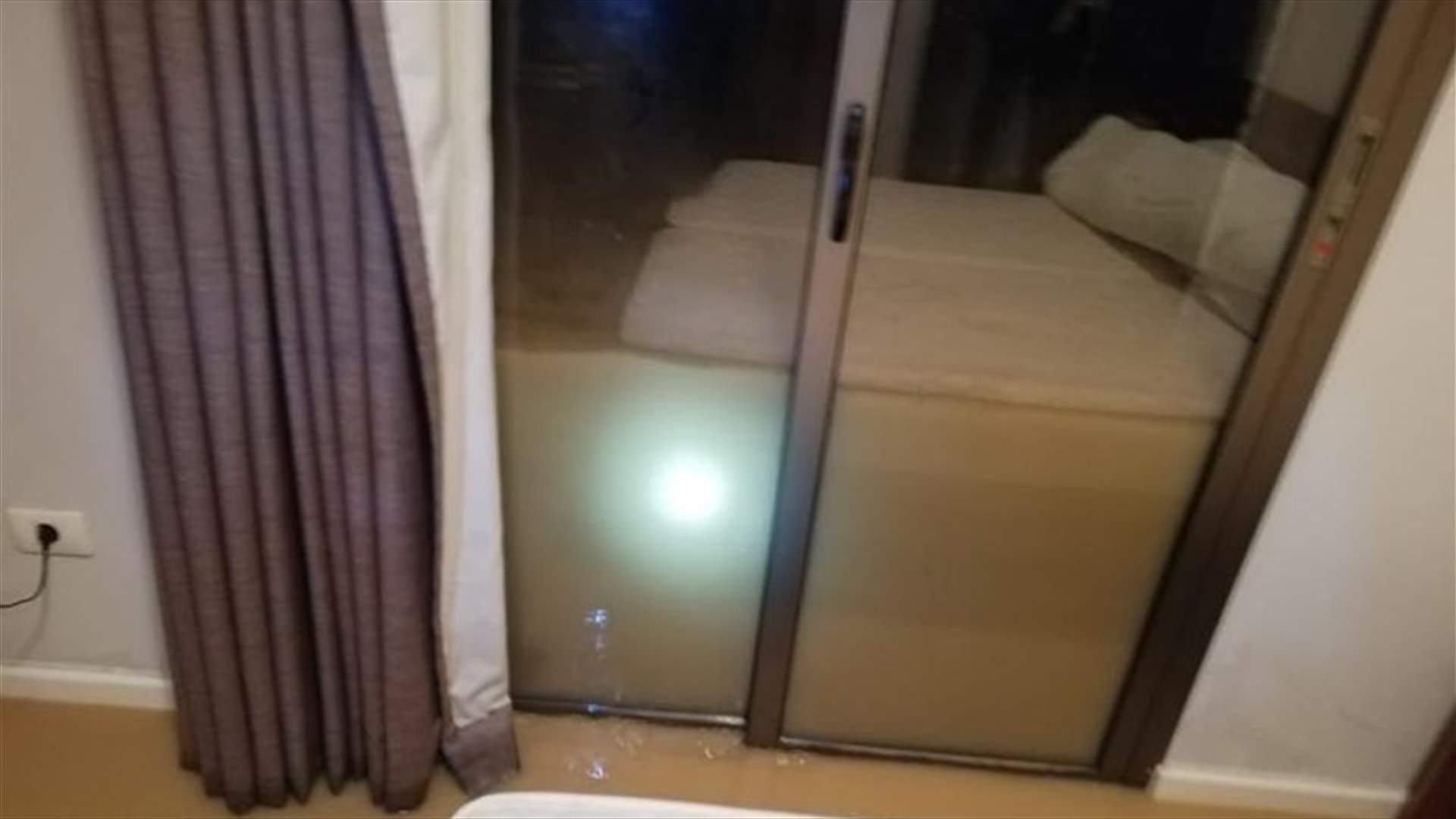 انقاذ مواطنين علقوا داخل منازلهم بسبب السيول في عيون السيمان