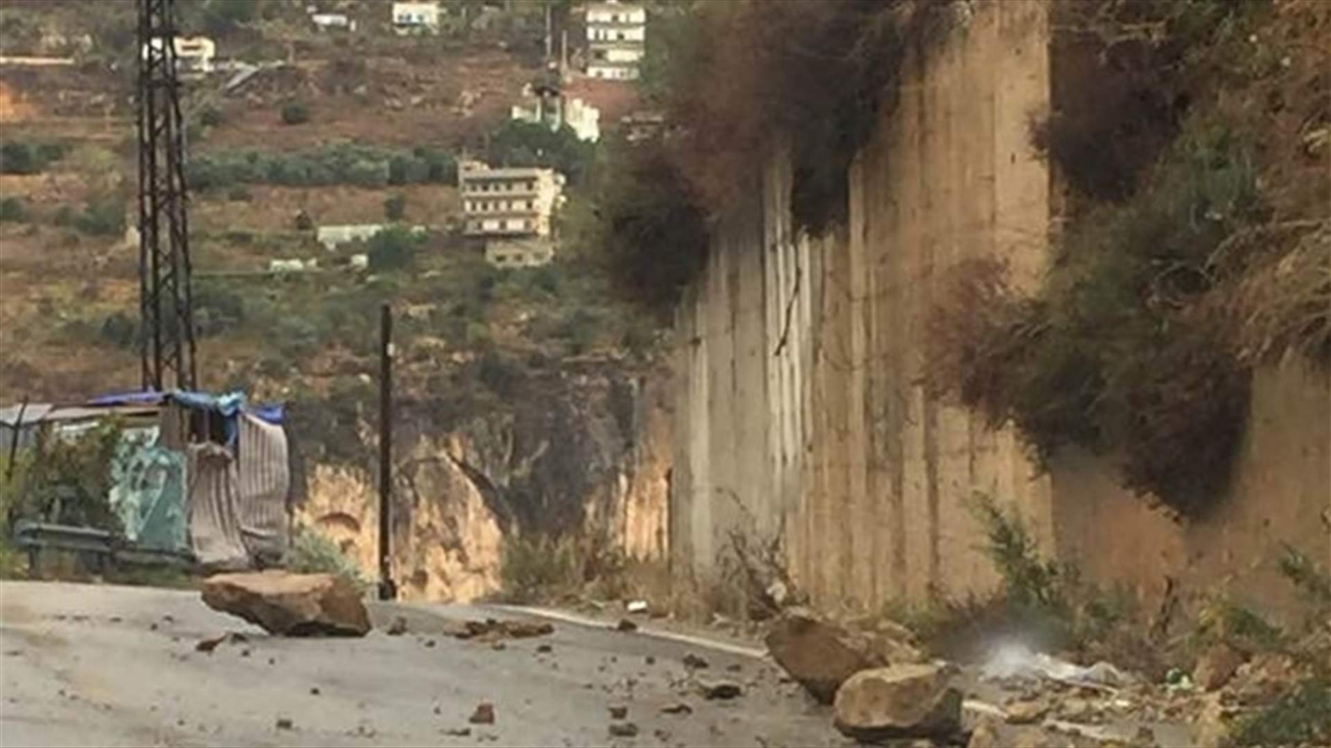 انهيارات صخرية على طريق الغابون (صور)