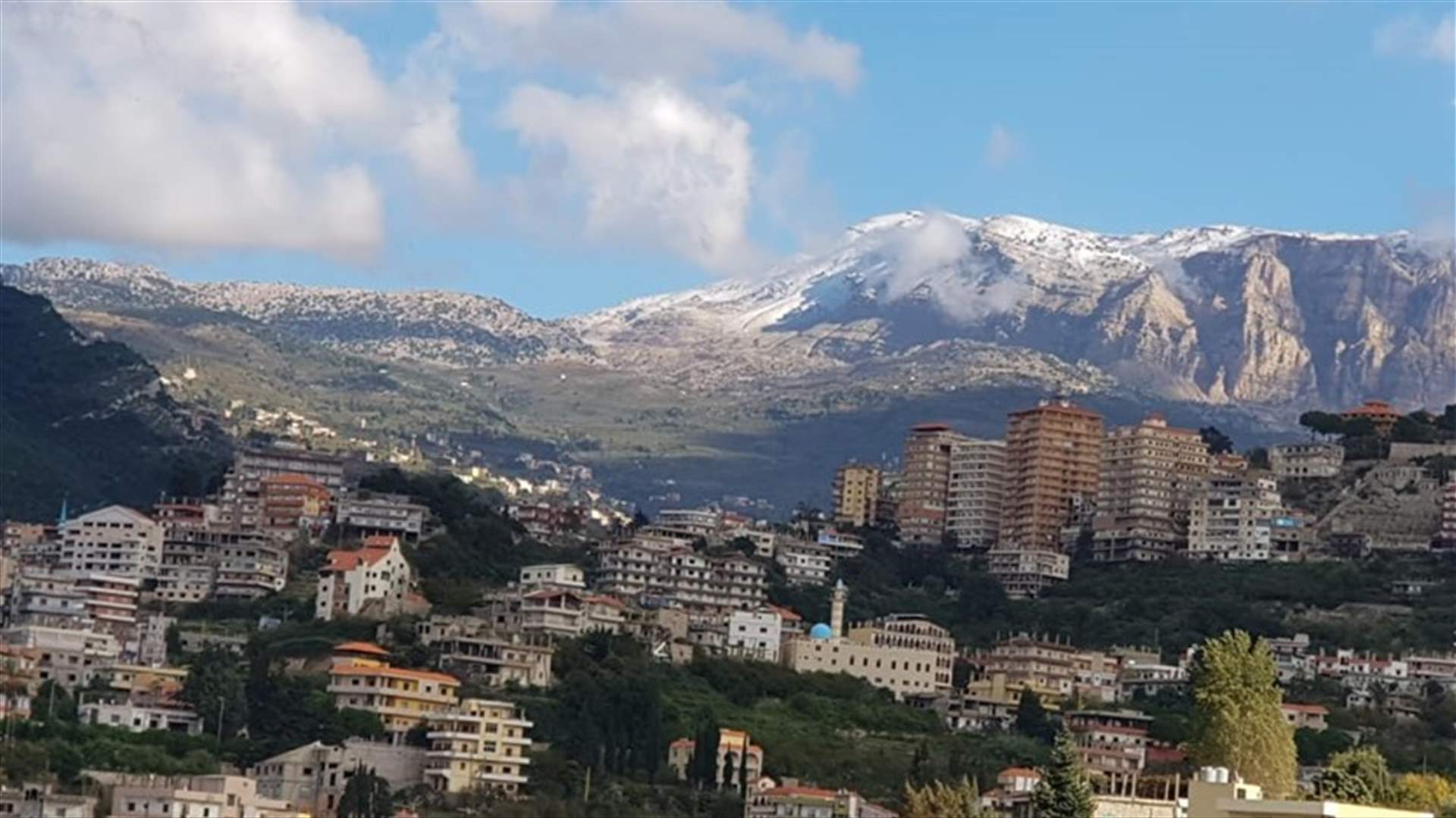 للمرة الأولى هذا العام... الثلوج تغطي جبل الأربعين