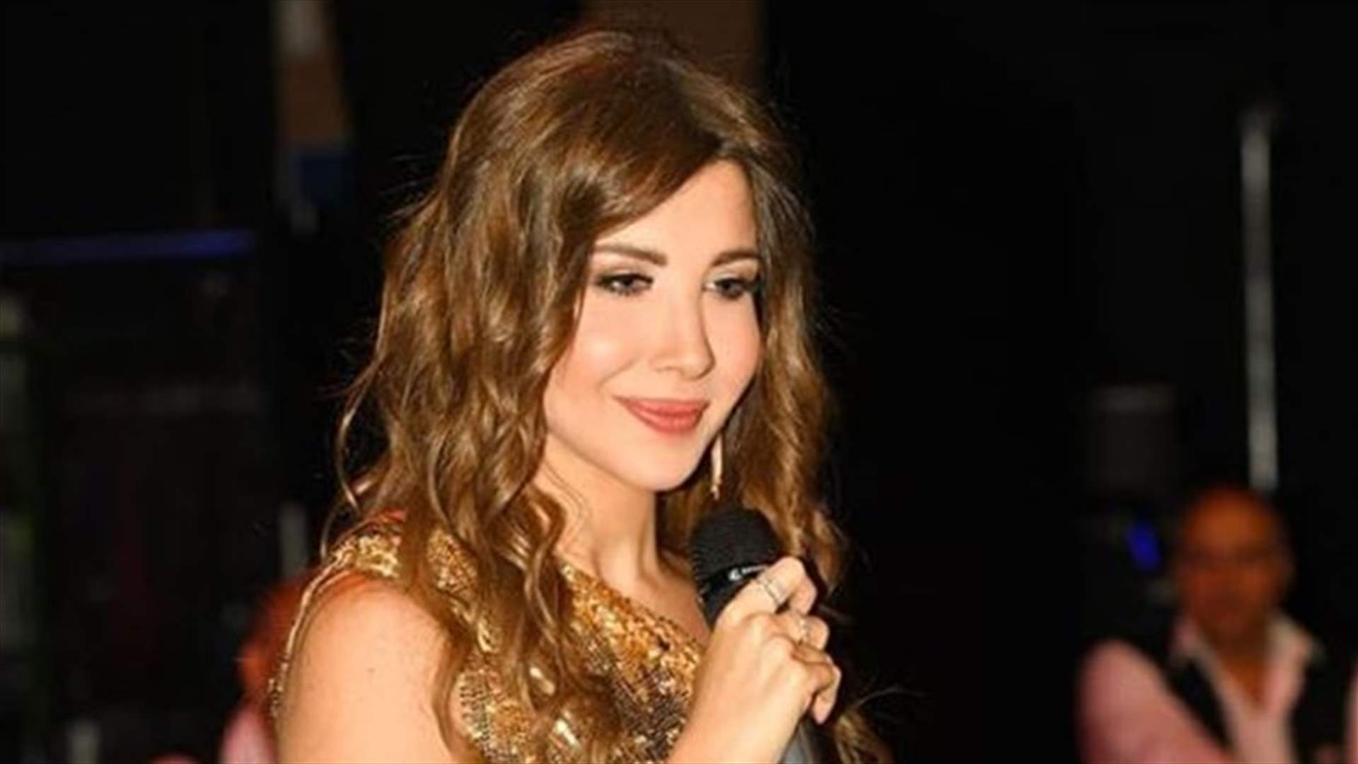 معجب يسرق قبلة من نانسي عجرم على المسرح.. ما فعله مع رجل الأمن سيضحككم! (فيديو)