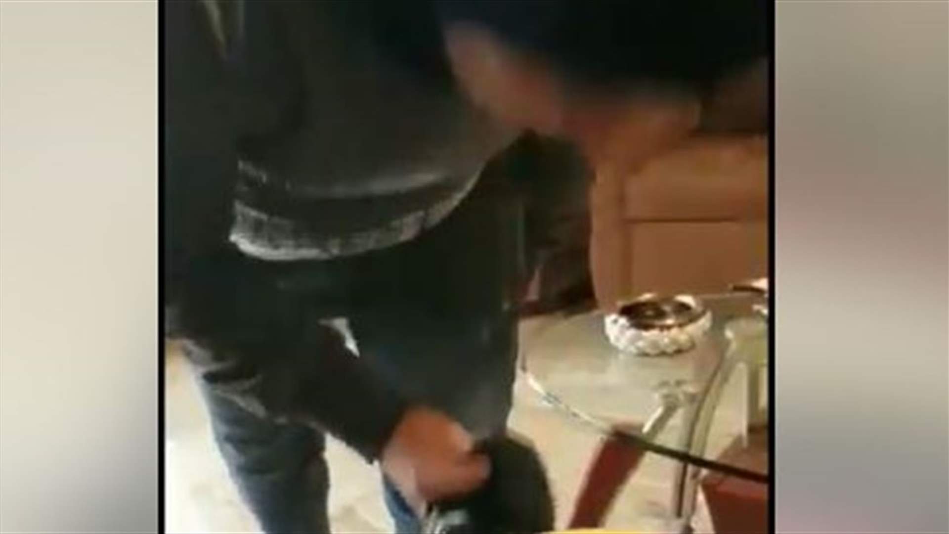 عسكري يجبر إمراة على تقبيل حذاء زوجته...وفيديو يوثق اللحظة